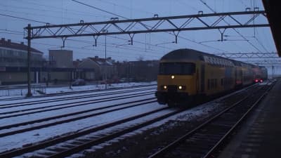 Treinen spotten op een winterse avond in Nederland